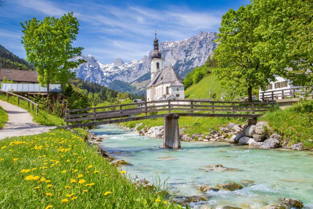 Kirche St. Sebastian in Ramsau im Frühling,