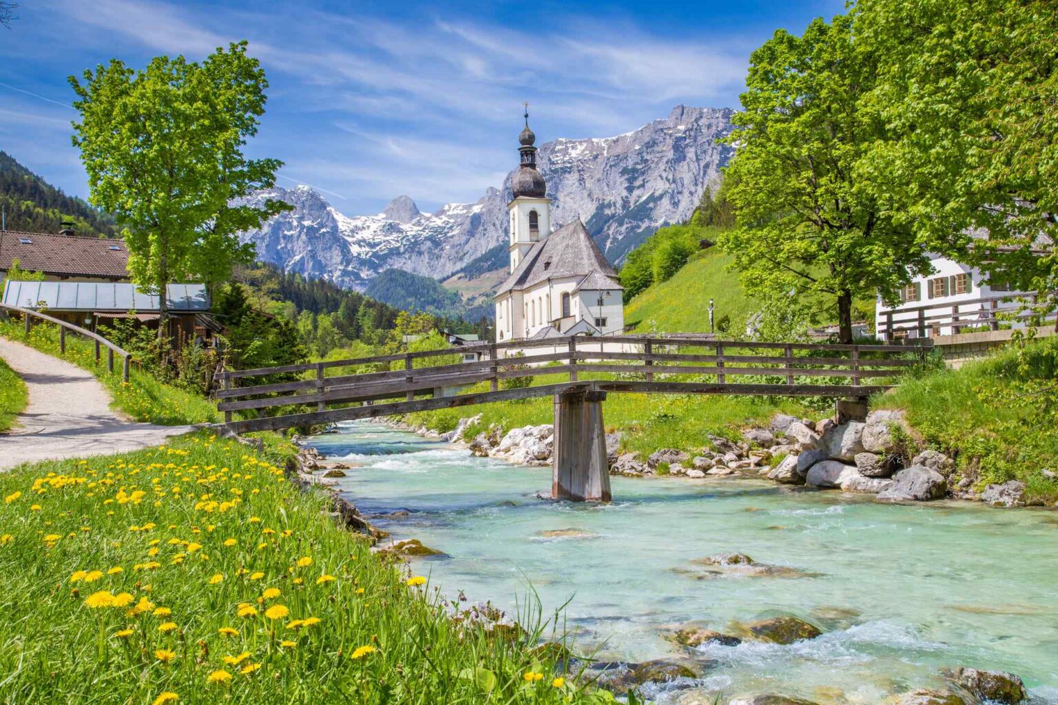 Kirche St. Sebastian in Ramsau im Frühling,